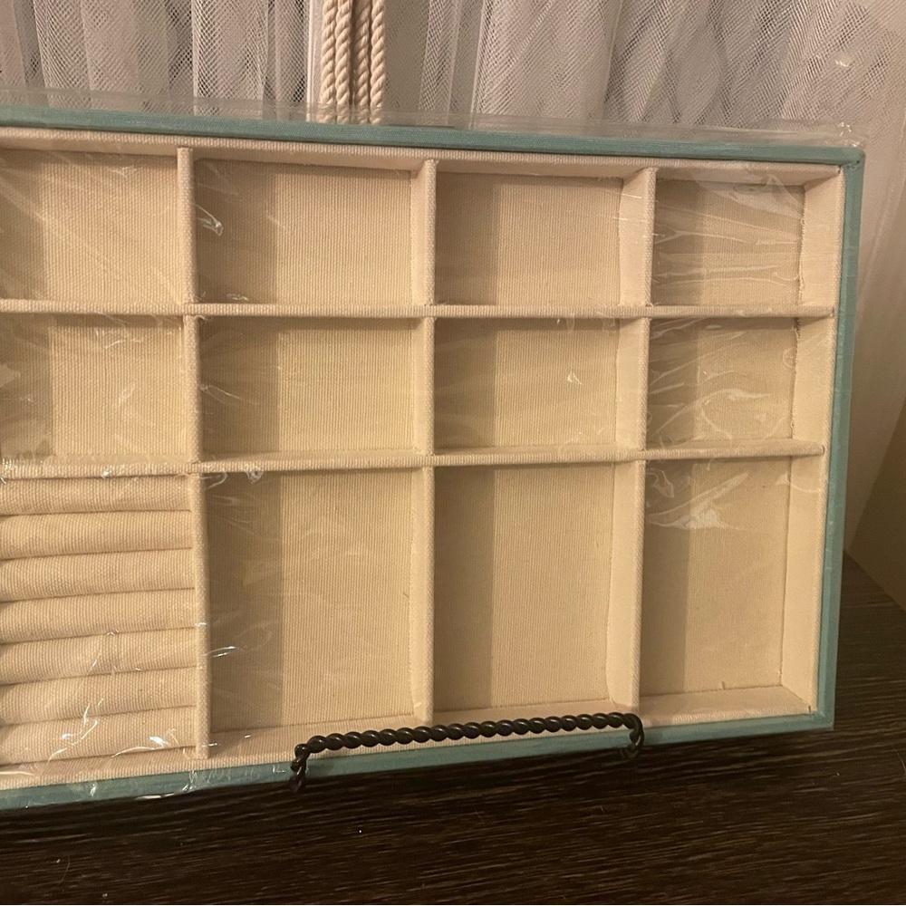 Elegant Cream Jewelry Organizer